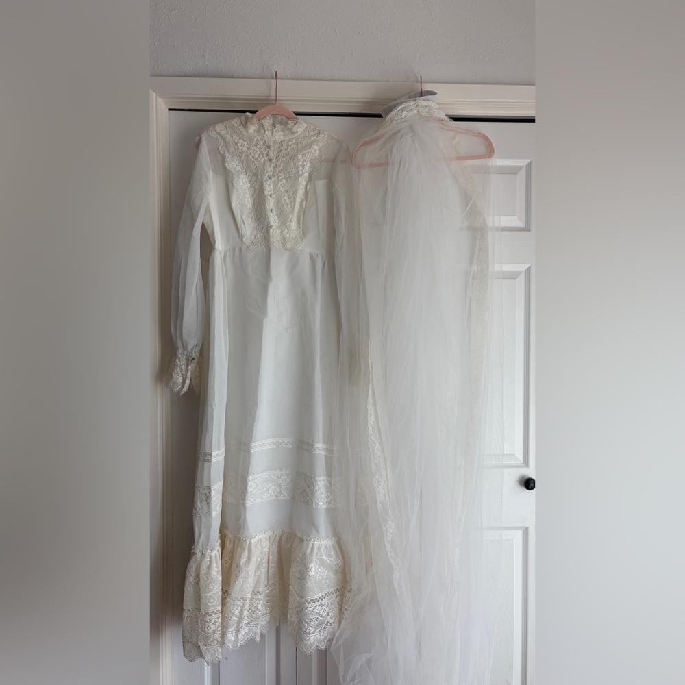 VINTAGE 1970s Ivory Lace Cottagecore Gunne Sax Style Wedding Dress LONG VEIL
